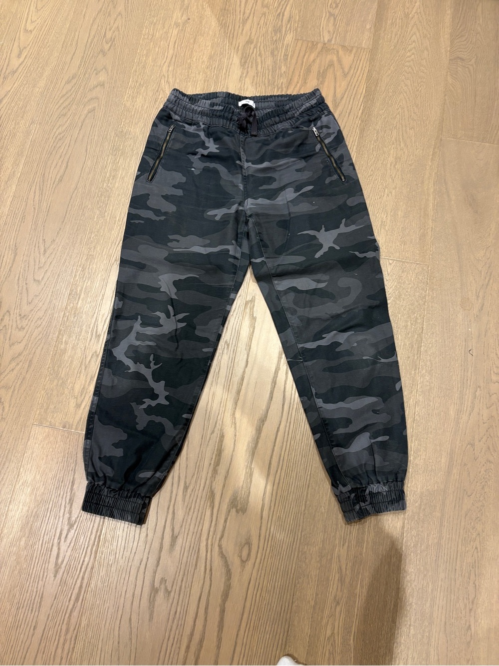 ARITZIA - TNA Black & Gray Camo Jogger Pants